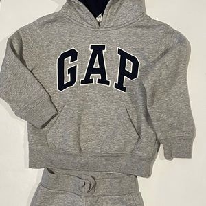 4 Years Unisex GAP Sweatsuit -Top and Bottom (fits like a 5T)